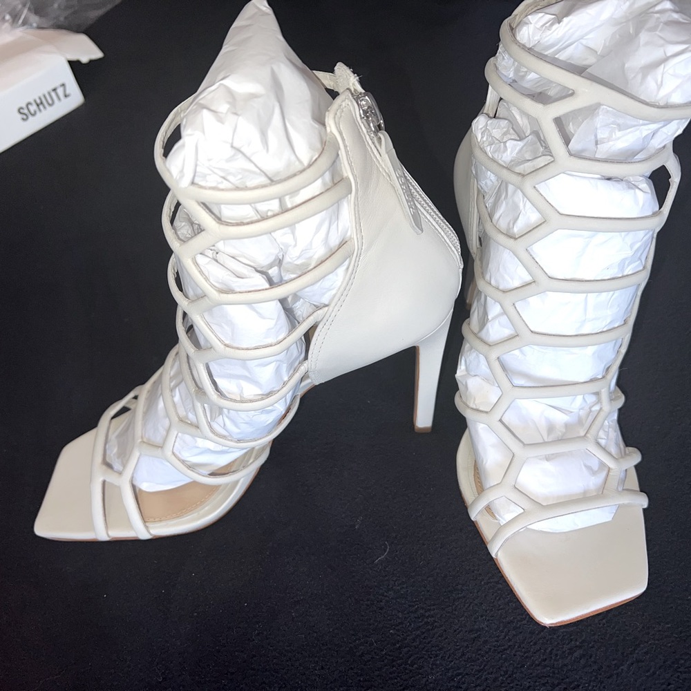 Schutz Julianna 8.5 Pearl BNWB and dust bag